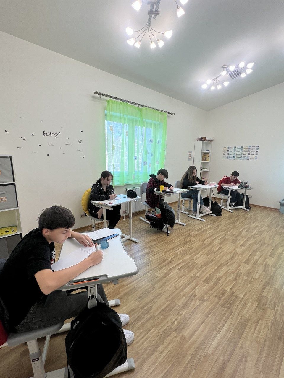 Средняя школа — подростки на уроке